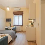 Simar Nearby Sg Train Station By Rent *