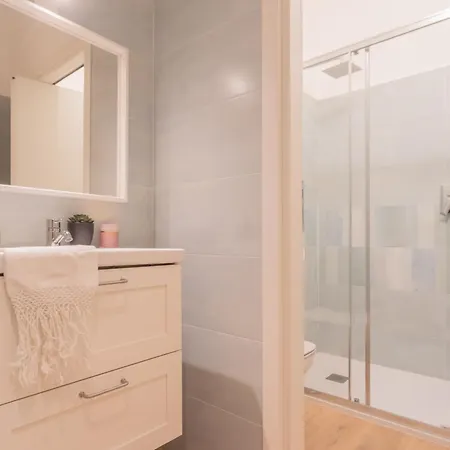 Simar Nearby Sg Train Station By Rent Daire Como