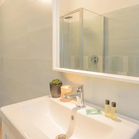 Simar Nearby Sg Train Station By Rent *